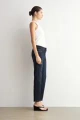 Jean cropped de corte recto y tiro medio en color azul oscuro, con diseño clásico de cinco bolsillos y trabillas para cinto.