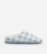 Pantufla cerrada para mujer con diseño a cuadros en tonos celeste y blanco, forro interno de corderito sintético y suela plana en tono celeste claro.