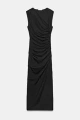 Vestido midi negro con escote asimétrico, sin mangas y detalle de drapeado delantero.