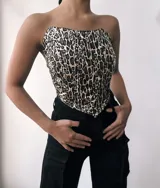 Corset strapless con estampado animal print de leopardo, con ajuste en la espalda.