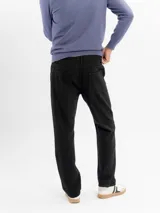 Pantalon de gabardina color azul marino, de corte regular y tiro medio. Cuenta con cinco bolsillos clásicos, cierre de botón y cremallera, y terminación recta.