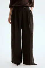 Pantalón sastrero de corte ancho, color negro, con cierre y botón frontal, pinzas en la cintura y raya marcada en las piernas.