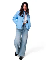 Chaqueta acolchada de corte regular, color celeste, con cierre frontal, cuello alto y bolsillos laterales. Presenta un parche con el logo de la marca en el pecho y puños con elástico.