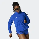 Campera de running Adidas Adizero Essentials color azul, con cierre frontal, cuello alto y logo de la marca en blanco. Cuenta con paneles perforados bajo los brazos para mayor transpirabilidad y bolsillos laterales con cierre.