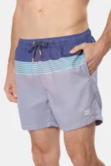 Short de baño de microfibra de secado rápido con diseño a rayas en tonos azul, celeste y rosado, con cintura elástica y cordón ajustable.