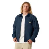 Campera azul marino con cuello de pana, cierre frontal, puños abotonados y elástico en la cintura. Tiene un parche ovalado con el logo de la marca en el pecho.