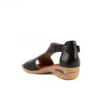 Sandalia baja Vanzetti modelo Grace, con suela de burbuja color beige, talón cerrado de cuero marrón y tiras en el empeine con estampado combinado de leopardo, cuadros y flores, además de hebilla metálica ajustable.