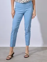 Pantalón azul de gabardina elastizada, marca Ruby Rd. Pretina ancha elastizada, bolsillos delanteros simulados y bolsillos traseros aplicados.