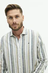 Camisa de manga larga de lino y algodón, color blanco con rayas verticales en tonos gris y beige. Presenta un corte semi slim y un pequeño logo bordado en el pecho.