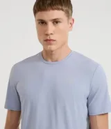 Remera masculina Get Over de poliamida con tecnología Dry, color celeste, cuello redondo, manga corta y estampa lettering en el pecho.
