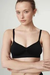 Soutien tipo bralette de microfibra sin costuras, con diseño de doble bretel regulable y detalle fruncido en el centro del escote. Cuenta con cierre de broche doble en la espalda con tres niveles de ajuste.