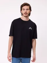 Remera de manga corta color blanco, con cuello redondo y logo de la marca Rusty estampado en pequeño en el pecho. Presenta un corte regular fit.