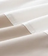 Short de baño para hombre de la marca Marfinno, confeccionado en microfibra con diseño bicolor en tonos marrón y tostado. Cuenta con cintura elástica, cordón ajustable y bolsillo trasero con cierre.