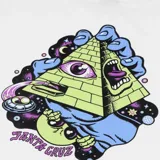 Remera blanca de manga corta con cuello redondo y estampado frontal de la marca Santa Cruz en color violeta con detalles de estrellas.