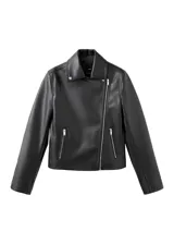 Chaqueta estilo biker de cuero sintético negro, con cierre frontal cruzado, solapas con muesca y broches metálicos.