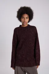 Sweater de punto con textura suave y acabado brillante en color bordó, con cuello redondo y manga larga.