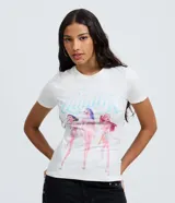 Remera de algodón con estampado frontal de las protagonistas de la película Huntrix. Presenta cuello redondo, mangas cortas y un corte ajustado al cuerpo.