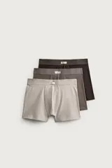 Pack de tres calzoncillos tipo bóxer de algodón elástico, en tonos gris claro, gris topo y marrón oscuro, con cintura elástica y pequeña etiqueta frontal con inscripción.