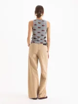Jeans wide leg de denim de algodón color arena, de tiro medio-alto con perneras amplias y bolsillos clásicos.