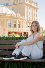 Zapatillas acordonadas de cuero color marrón, con suela blanca y base color caramelo.