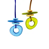 Collar largo con colgante de resina azul y verde, con cuentas de diferentes formas y tamaños. El largo del collar es regulable.