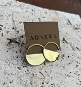 Par de aros dorados con forma de medio círculo.