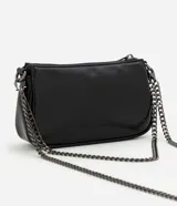 Cartera tipo baguette de Satinato, confeccionada en poliuretano con acabado que imita el cuero. Presenta un formato compacto, cierre superior con cremallera y herrajes metálicos en tono oscuro. Incluye una correa de cadena metálica desmontable.