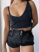 Top corto negro brillante con breteles finos y escote en V.