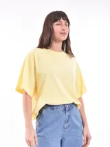 Remera oversize de color amarillo pastel, con cuello redondo y mangas cortas de corte holgado.