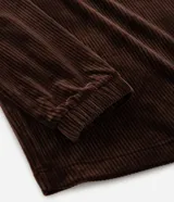 Campera deportiva de plush color marrón, con cuello alto, cierre frontal parcial y mangas largas con puños elásticos. Presenta una textura acanalada y un corte holgado.