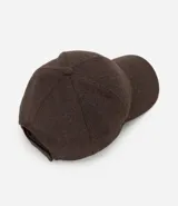 Gorra de feltro con ala curva y ajuste trasero mediante velcro. Diseño liso y minimalista.