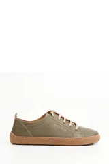 Zapatillas urbanas de cuero con textura granulada en color verde oliva, con suela plana de goma color suela y cordones al tono.