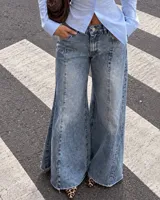 Pantalón jean de corte wide leg y tiro medio, en tono azul claro con efecto acid wash. Presenta costuras verticales frontales y botamangas con terminación desmechada.