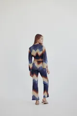 Top corto manga larga con escote en V y nudo frontal, de diseño psicodélico en tonos azul, marrón y beige con hilo brillante.