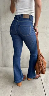 Pantalón de jean azul oscuro, de tiro alto y corte oxford.