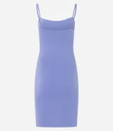 Vestido corto ajustado de color rosado, con escote recto y breteles finos, de diseño básico y sin mangas.