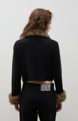 Saco tejido de algodón en color negro, con cierre frontal y detalles de piel sintética en cuello y puños.