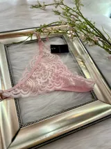 Pack de tres tangas de encaje con tiras regulables, en colores rosa, beige y rojo.