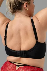 Bralette reductor con tiras, confeccionado en puntilla y tul, con base ancha y breteles anchos elásticos regulables.