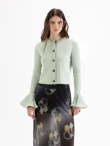 Cardigan de punto color verde menta, ajustado al cuerpo, con escote redondo, cierre frontal de botones y mangas largas acampanadas con diseño godet.