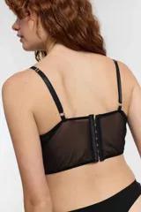 Corset de encaje color rojo con tirantes finos.