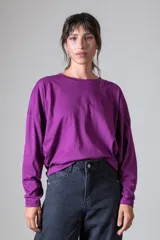 Remera color lila de corte holgado y mangas largas.