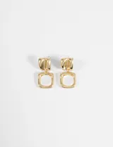 Aros colgantes de metal dorado con diseño de dos piezas: una superior irregular y una inferior cuadrada con centro nacarado.
