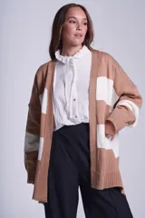 Saco de punto largo con diseño a rayas anchas en tonos camel y crudo. De corte relajado y mangas amplias.