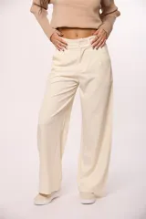 Pantalon sastrero de corte recto y tiro alto, con pretina ancha, cierre frontal con botón y bolsillos laterales.