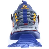 Championes de trekking Topper con diseño robusto, confeccionados en una combinación de malla gris y paneles de cuero sintético en tonos azul, bordó y gris. Presentan suela dentada blanca y azul, cordones reforzados y detalles en amarillo.