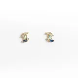 Par de aros dorados con cristales celestes, azules y turquesa.
