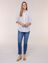 Camisa de calce holgado en género liviano con estampado a rayas verticales, cuello camisero clásico y abotonadura frontal a tono. Presenta mangas largas regulables con presilla y botón para ajustar a tres cuartos, espalda con canesú y suave pliegue central, y ruedo curvo estilo camisero.