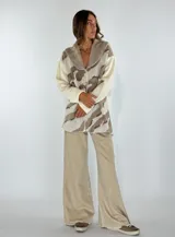 Saco de lana con estampado abstracto en tonos beige y marrón, cuello solapa y cierre de botones. Mangas largas lisas en color crema con puños acanalados.