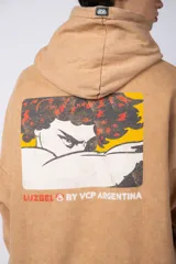 Buzo canguro oversize de algodón friza con efecto de teñido artesanal acid wash en color gris oscuro. Presenta capucha con cordones ajustables, bolsillo frontal tipo canguro y estampa pequeña en el pecho.